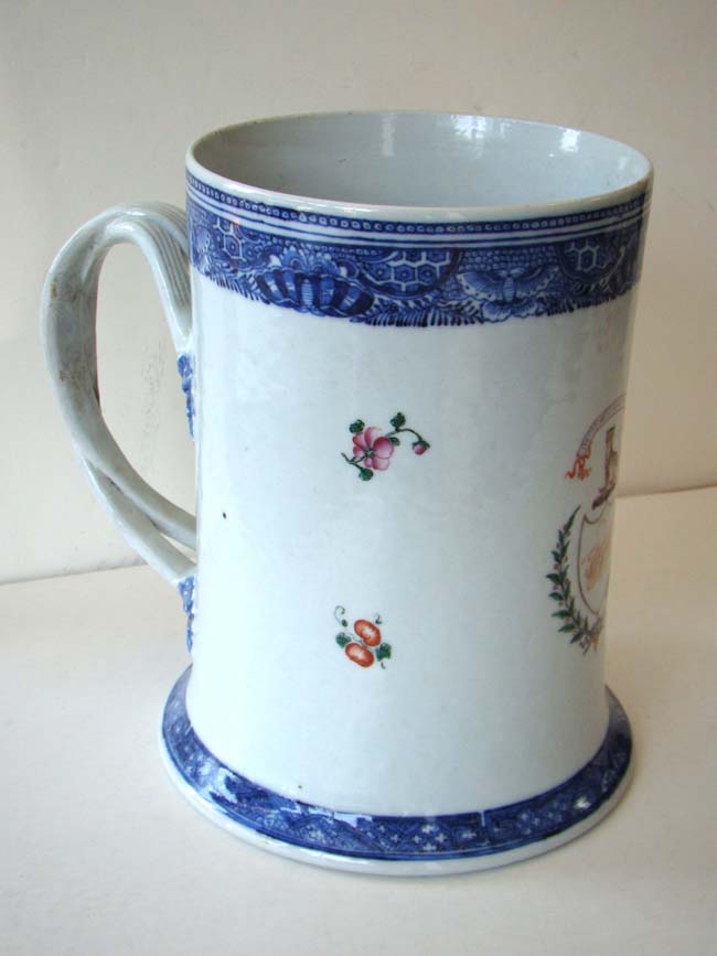 An extremely fine and RARE Mammoth size Chinese Export Porcelain Armorial Tankard circa 1780 — image 5